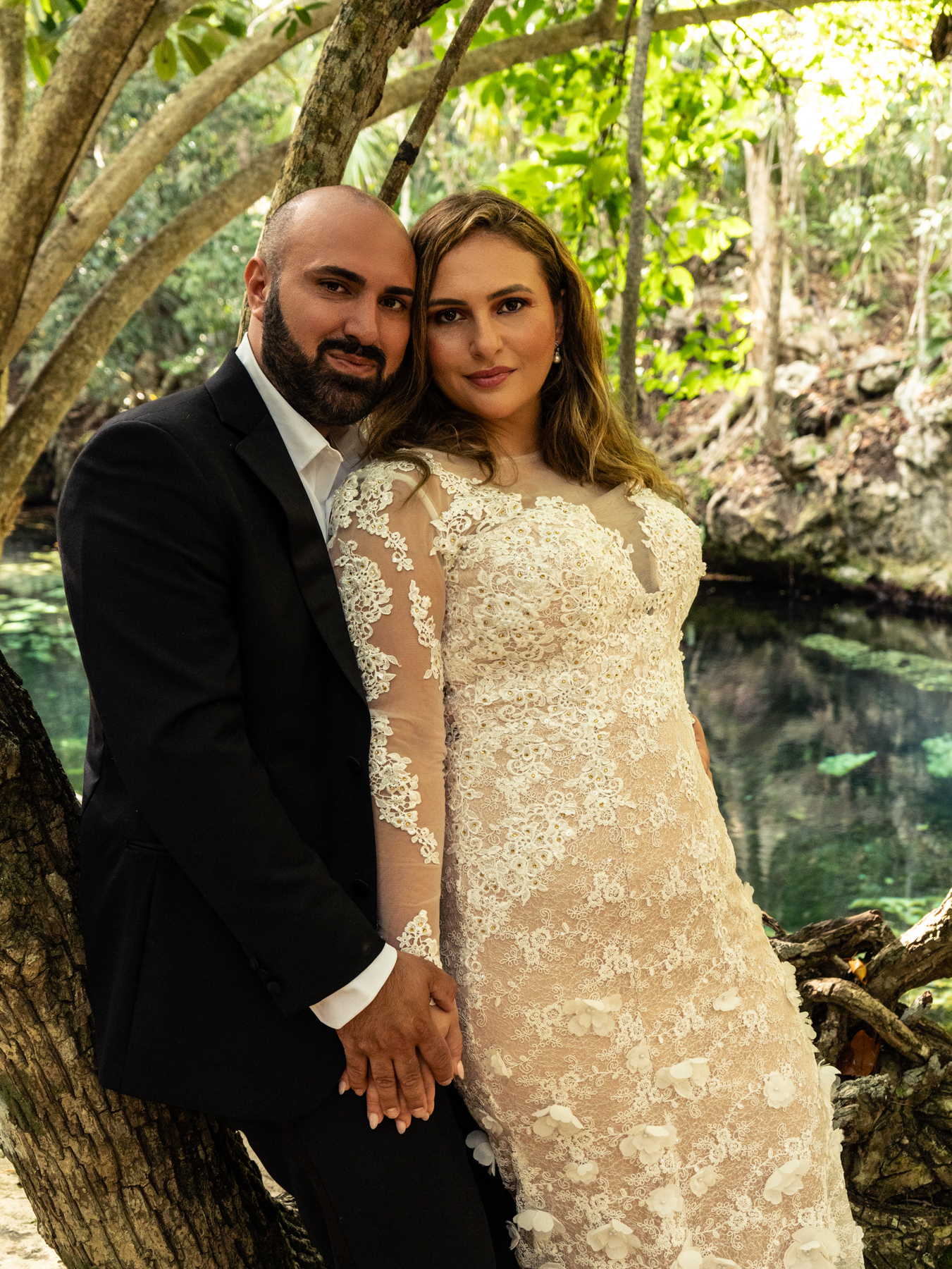 Couple Photoshoot in cenote-Emilia-Black-Box