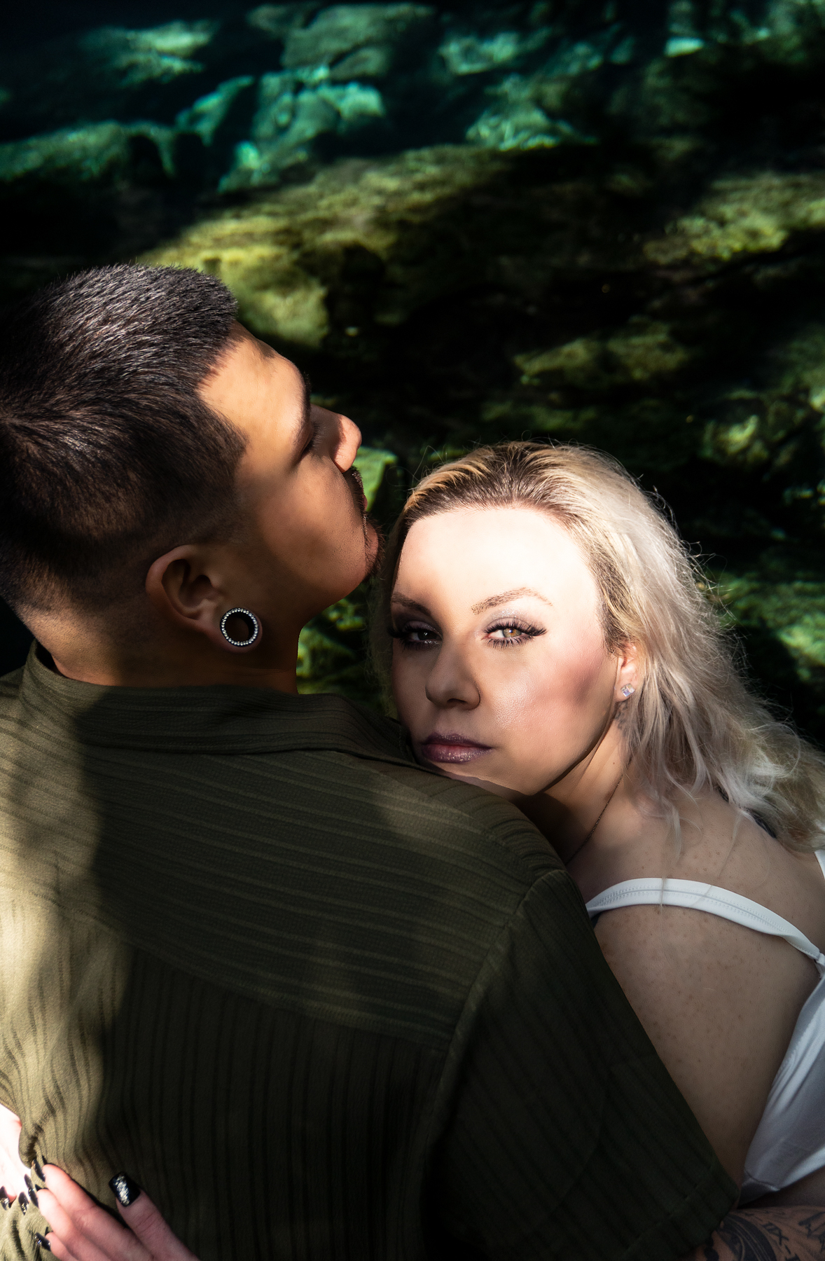 Couple Portraits-in-cenote-Emilia-Black-Box