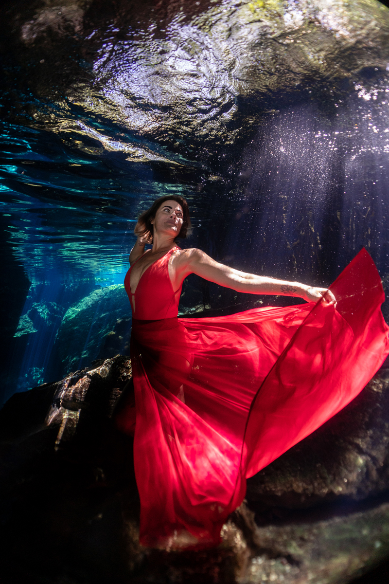 flying-dress-underwater-photoshoot